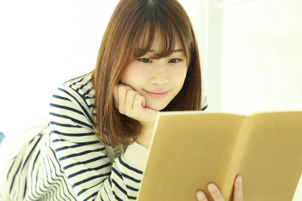 Красивая Молодая Азиатка Читает Книгу — стоковое фото
