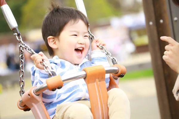 Jovem Mãe Adorável Feliz Pequeno Filho Brincando Juntos Parque Infantil — Fotografia de Stock