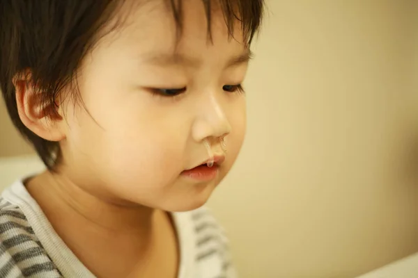 Πορτρέτο Ενός Χαριτωμένου Μικρού Παιδιού Που Κλαίει Εσωτερικούς Χώρους — Φωτογραφία Αρχείου