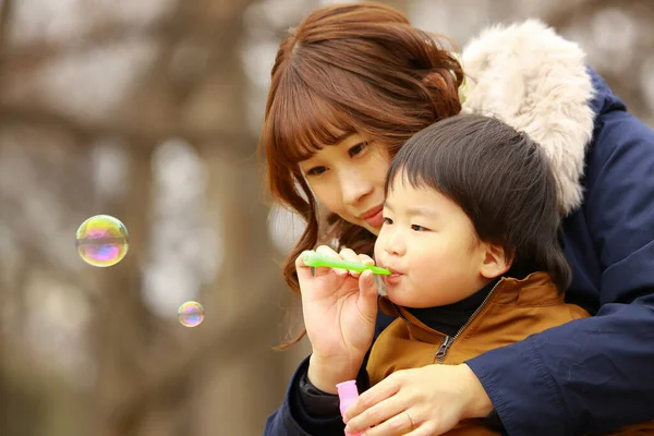 Jeune Mère Asiatique Avec Son Fils Amuser Souffler Des Bulles — Photo