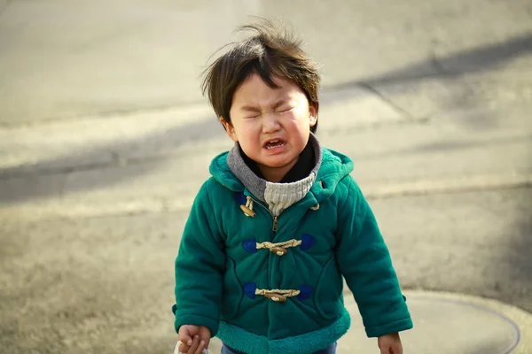 Dışarıda Ağlayan Tatlı Küçük Çocuk — Stok fotoğraf