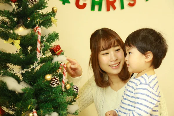 Feliz Jovem Mãe Adorável Criança Comemorando Natal Juntos Casa — Fotografia de Stock