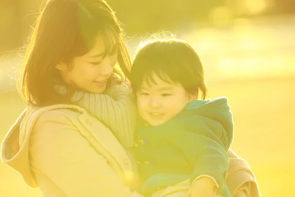 Giovane Madre Asiatica Con Suo Piccolo Figlio Divertirsi Nel Parco — Foto Stock