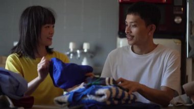 Mutlu Japon çift mutfakta kıyafet topluyor.