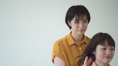 Kuaför kuaför kuaföründe müşterinin saçını yapıyor. 