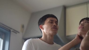 Üst katta gürültüden muzdarip bir çift