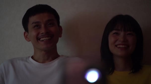 Fiatal Japán Pár Néz Filmet Otthon — Stock videók