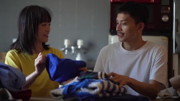 Mutlu Japon Çift Mutfakta Kıyafet Topluyor — Stok video