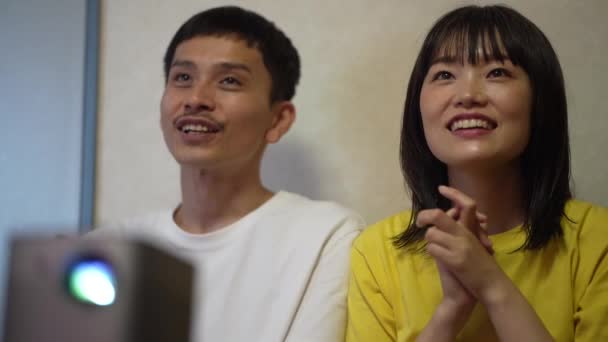 日本年轻夫妇在家里看电影 — 图库视频影像