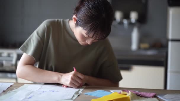 Ung Asiatisk Modedesigner Manking Mönster För Sömnad Hantverk — Stockvideo