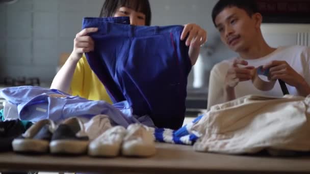 Feliz Pareja Japonesa Empacando Ropa Cocina — Vídeos de Stock