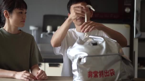 Sorrindo Jovem Asiático Casal Abertura Saco Com Roupas Acessórios Casa — Vídeo de Stock