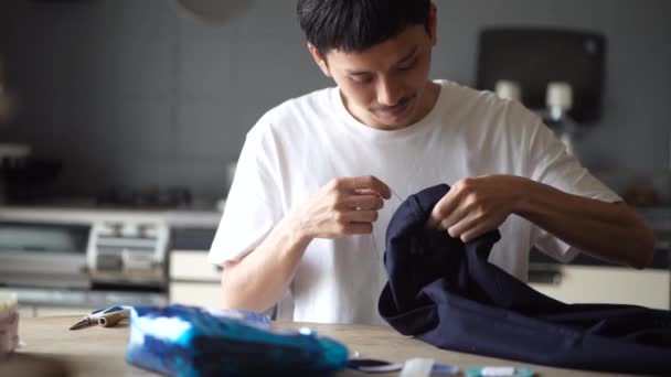 Ung Asiatisk Man Hemma Hantverk — Stockvideo