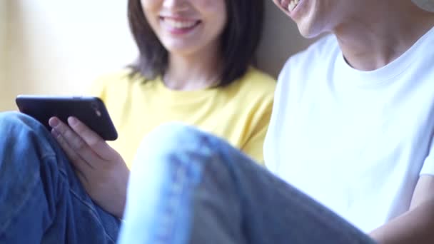 Jóvenes Pareja Japonesa Viendo Vídeo Teléfono Inteligente — Vídeos de Stock