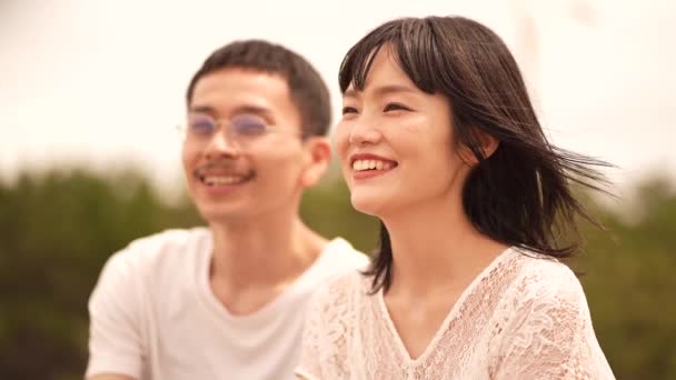 Härligt Japanskt Par Vit Duk Poserar Stranden — Stockvideo