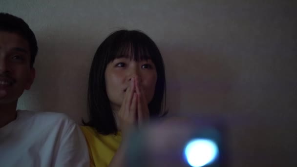 Młoda Japońska Para Ogląda Film Domu — Wideo stockowe