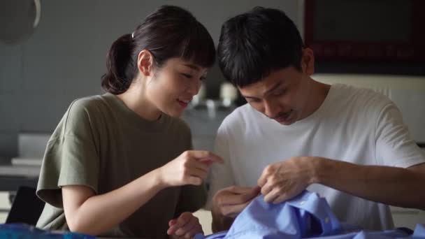 Fiatal Ázsiai Férfi Varrás Otthon Kézműves — Stock videók
