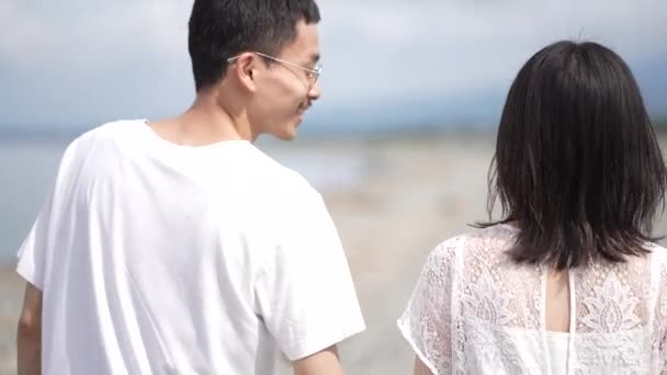 Lovely Japanese Couple White Cloth Posing Seashore — Stock Video