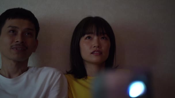 日本年轻夫妇在家里看电影 — 图库视频影像