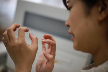 Genç Asyalı ve yaralı parmaklı bir kadının yakın çekimi.