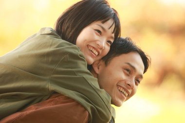 Genç Asyalı çift, erkek ve kadın açık havada.