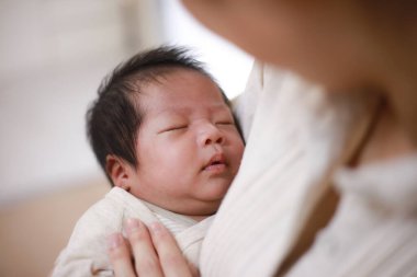 Uyuyan bebek ve anne görüntüsü