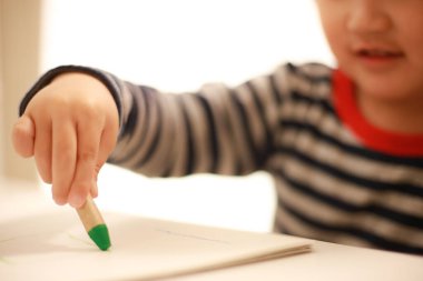 evde kurşun kalemle çizim yapan çocuk