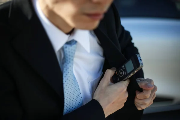 インタビューのためにボイスレコーダーを使用して訴訟でアジア人男性 — ストック写真