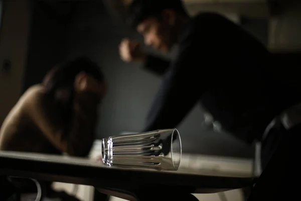 Kızgın koca karısını dövüyor, aile içi şiddet uyguluyor.