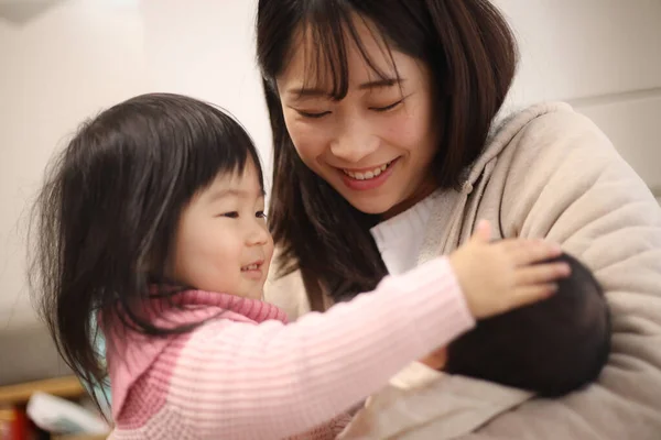 Felice Famiglia Asiatica Con Madre Adorabili Bambini Piccoli — Foto Stock