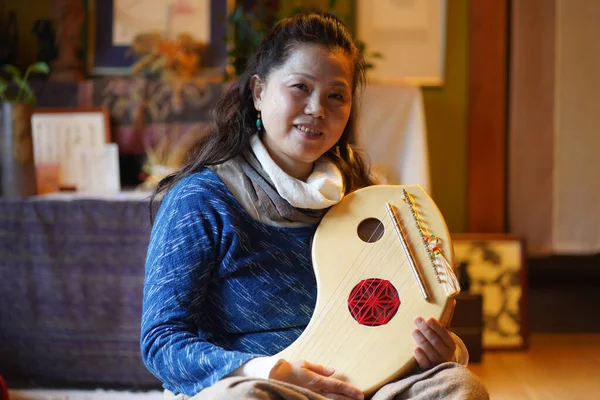 Geleneksel Japon Müzik Enstrümanı Koto Çalmak Için Kadın Alıştırması — Stok fotoğraf