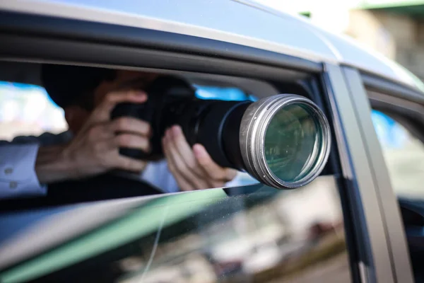 カメラを持って車の中の男が写真を撮って — ストック写真