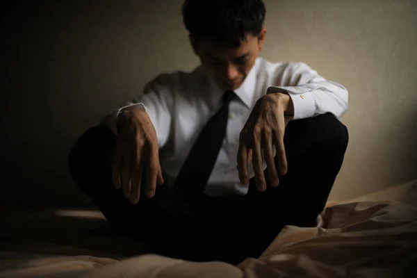 Retrato Estressado Asiático Homem Sentado Cama — Fotografia de Stock