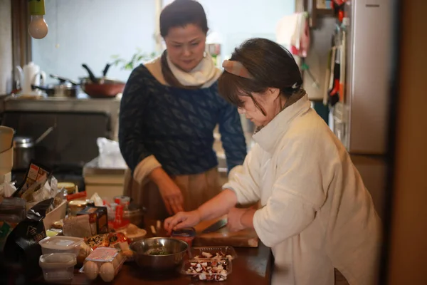 Üst Düzey Japon Kadınları Deniz Ürünleriyle Lezzetli Pirinç Topları Pişiriyor — Stok fotoğraf