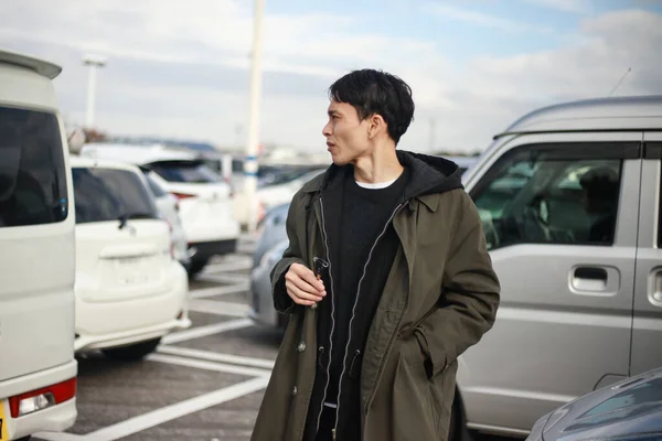 Junger Mann Mit Autoschlüssel Steht Auf Parkplatz — Stockfoto
