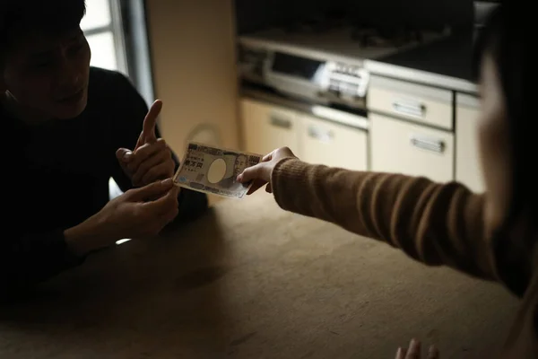 Mulher Asiática Apoiar Seu Marido Com Dinheiro — Fotografia de Stock