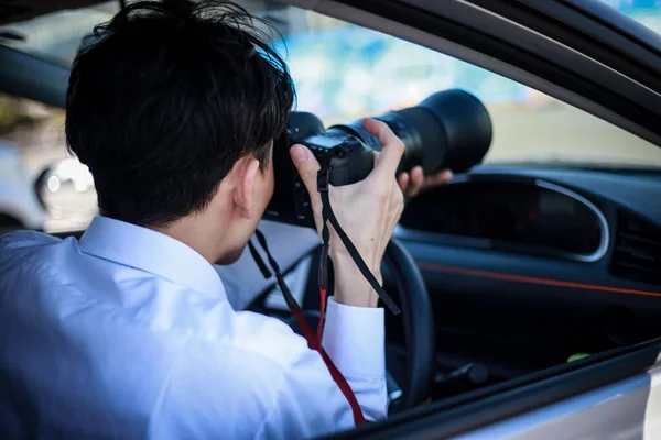 Mladý Muž Autě Kamerou Paparazzi — Stock fotografie