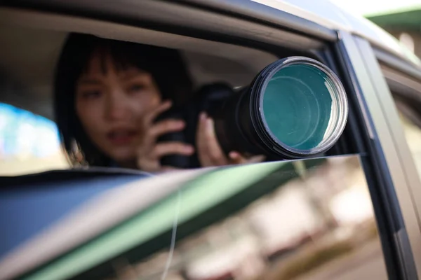 Krásný Asijské Mladý Žena Paparazzi Auto — Stock fotografie