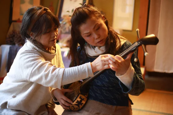 Kadınlar Geleneksel Japon Müzik Enstrümanı Sanshin Çalmak Için Pratik Yapıyorlar — Stok fotoğraf