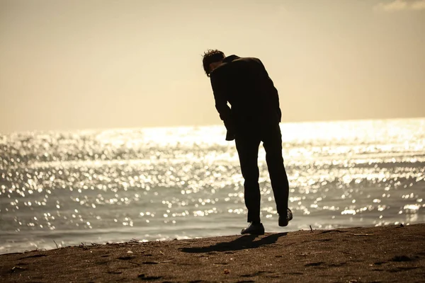 Σιλουέτα Ενός Άνδρα Που Περπατάει Στην Παραλία Ηλιοβασίλεμα — Φωτογραφία Αρχείου