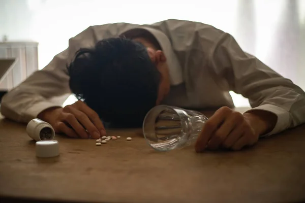 Νεαρός Είναι Ξαπλωμένος Στο Τραπέζι Πολλά Χάπια Χυμένα Έννοια Της — Φωτογραφία Αρχείου