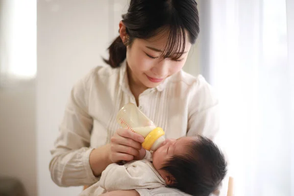 Asiático Jovem Mãe Alimentando Pouco Bebê Garrafa — Fotografia de Stock