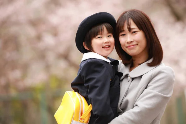 幸せなアジア系の母親とその子供の肖像画です — ストック写真