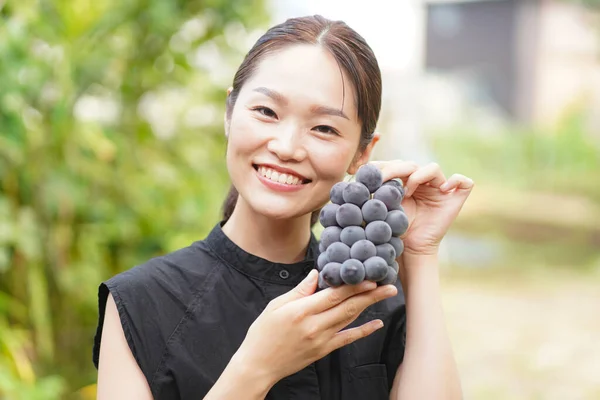 Πορτρέτο Της Ευτυχισμένης Ιαπωνέζας Κρατώντας Φρέσκο Σταφύλι — Φωτογραφία Αρχείου