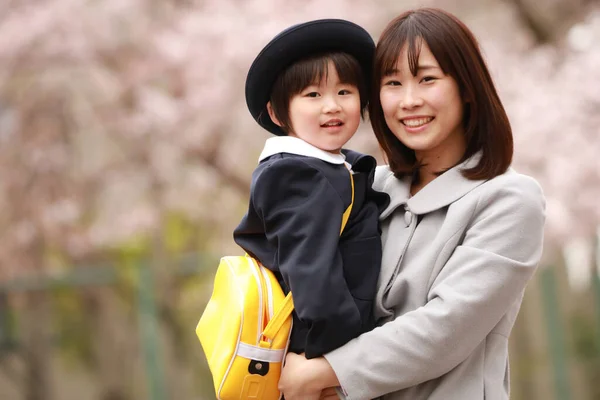 幸せなアジア系の母親とその子供の肖像画です — ストック写真