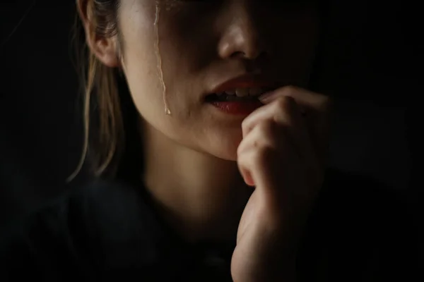 Портрет Плачучої Японської Жінки Темному Тлі — стокове фото