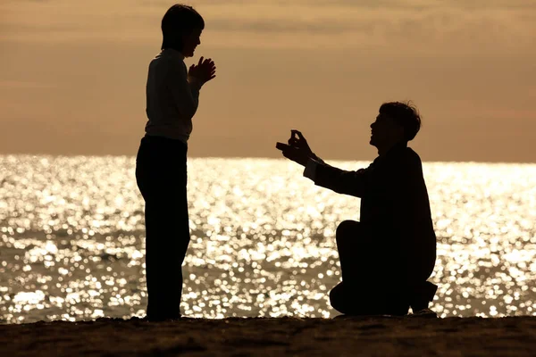 Genç Asyalı Bir Adam Kız Arkadaşına Evlenme Teklif Ediyor — Stok fotoğraf