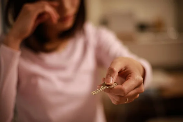 Μια Γυναίκα Που Δίνει Κλειδί Ενώ Κλαίει — Φωτογραφία Αρχείου