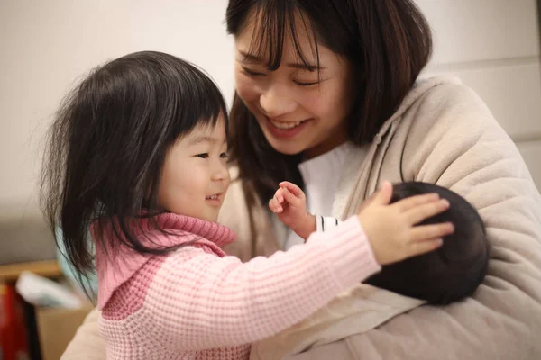 Felice Famiglia Asiatica Con Madre Adorabili Bambini Piccoli — Foto Stock