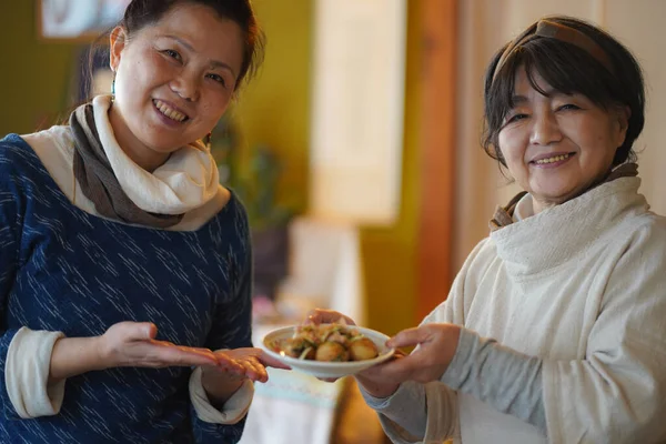 Üst Düzey Japon Kadınları Deniz Ürünleriyle Lezzetli Pirinç Topları Pişiriyor — Stok fotoğraf